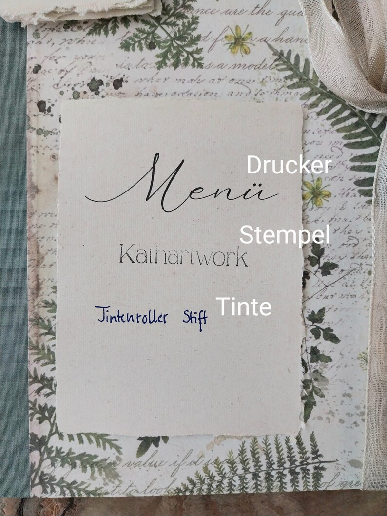 Puede incluir: Una tarjeta de men&uacute; hecha a mano con la palabra "Men&uuml;" en escritura elegante. La tarjeta est&aacute; sobre un fondo con elementos bot&aacute;nicos y de texto manuscrito. Tambi&eacute;n se ven las palabras "Drucker", "Stempel" y "Tinte".