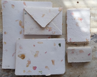 Handgeschöpftes Papier mit Blüten, Büttenpapier rosa creme