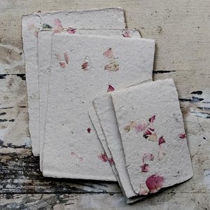 Handgeschept papier met bloemen, handgeschept papier roze crème
