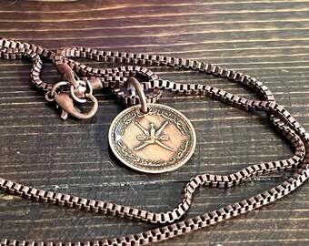 Collana con moneta dell'Oman, ciondolo Medio Oriente, gioiello vintage con moneta araba, regalo fatto a mano per lui e per lei, ciondolo da collezionista di monete del mondo