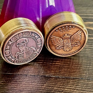 Boîte à pilules pour pièce de monnaie Memento Mori, squelette antique en laiton, tabatière souvenir pour pilules, bijoux, cadeau gothique pour lui, cadeau de garçon d'honneur vintage fait main