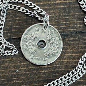 Colar de moedas japonesas 50 ienes pingente colar pessoal japonês flores de crisântemo joias artesanais presente amigo charme ele ela mundo moeda