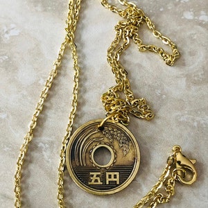 Collar con monedas japonesas, colgante de 5 yenes, joyería japonesa vintage rara, monedas, accesorio de moda para entusiastas de las monedas, hecho a mano.