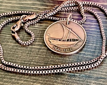 Collana con moneta da 10 Fils degli Emirati Arabi Uniti, ciondolo a forma di barca Dhow, gioielli degli Emirati Arabi Uniti, regalo vintage fatto a mano per collezionisti, ciondolo con moneta del mondo