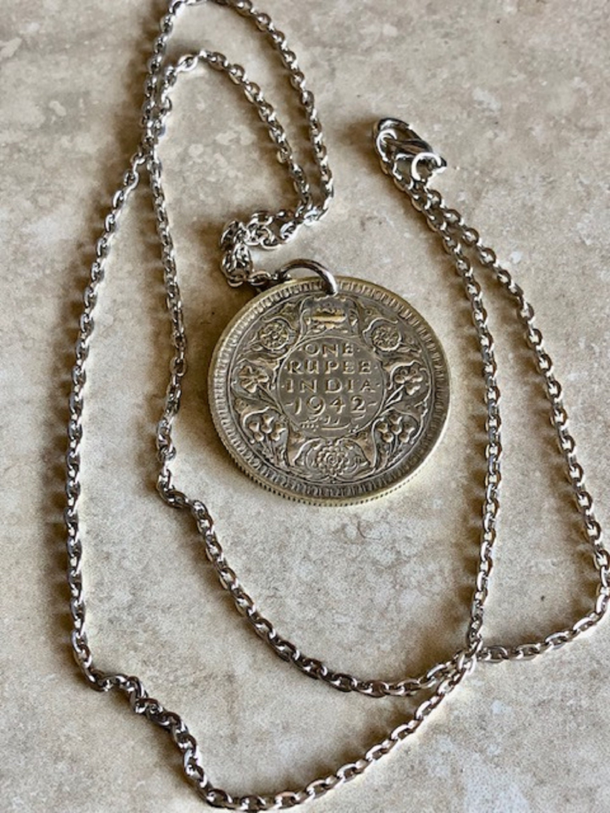 ロンドンでもとめたインドルビーのネックレス 1942年インド1ルピー硬貨ペンダントネックレス – ヴィンテージ