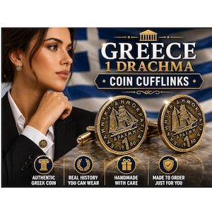 Può includere: Gemelli dorati con design a moneta e nave, con la scritta "GREECE 1 DRACHMA COIN CUFFLINKS." I gemelli sono esposti con una donna che indossa un blazer nero e una bandiera greca sullo sfondo.