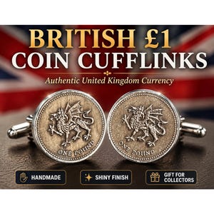 Peut inclure: Paire de boutons de manchette pièce de monnaie britannique de 1 £. Chaque bouton de manchette présente un motif détaillé de dragon et les mots "ONE POUND". Les boutons de manchette ont une finition brillante. Le fond comprend le drapeau du Royaume-Uni.