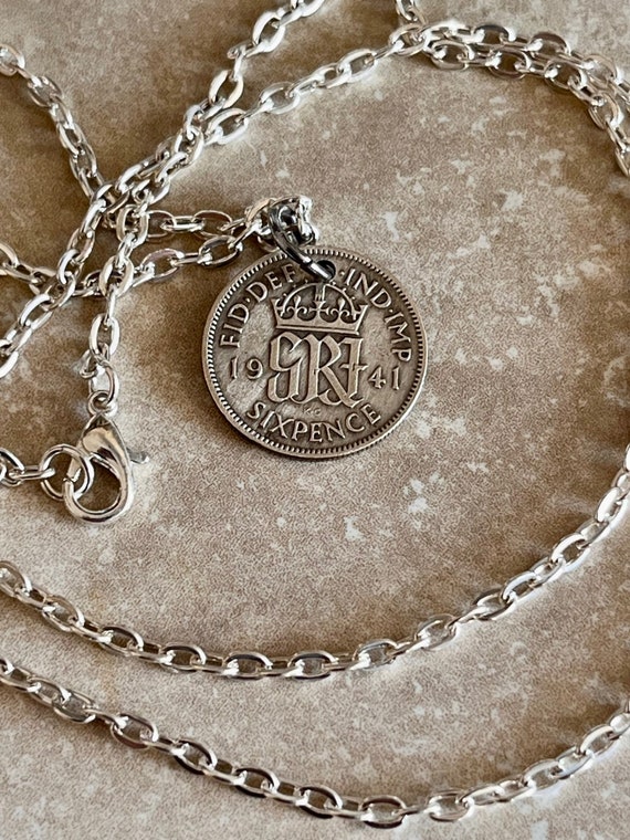 Collana con ciondolo a forma di moneta da sei pence per il 74