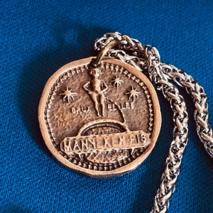 Colgante de bronce antiguo con sello de cera de Bélgica - Manneken Pis de Bruselas, niño orinando en el agua - Joyas hechas con un sello de cera antiguo - Charm Fascinations 130