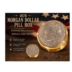 Puede incluir: Un pastillero redondo de latón con un diseño de réplica de moneda Morgan Dollar de 1878 en la tapa. El texto dice 1878 MORGAN DOLLAR PILL BOX, Handmade Brass Keepsake, REPLICA COIN DESIGN, Antique brass finish with classic patina, y A Timeless Keepsake Built to Last.