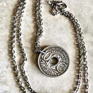 Collar con moneda francesa de 10 céntimos – Colgante de la Libertad, Igualdad y Fraternidad – Joyería vintage con monedas – Regalo hecho a mano para ella o para él