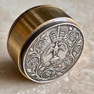 Queen Elizabeth II 1977 Silver Jubilee Pillbox – Antique Brass Coin Box – Stash Snuff Box – Groomsman Gift for Men – Royal Collector Jewelry