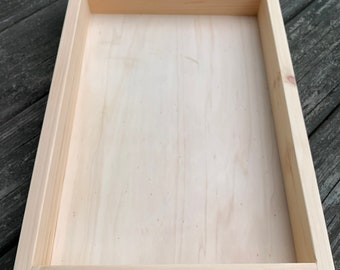 Una bandeja de madera sencilla (sin asas)