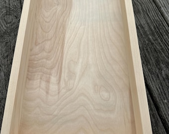 Una bandeja de madera sencilla (sin asas)