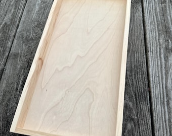 Una bandeja de madera sencilla (sin asas)