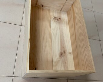 Une boîte en bois unie