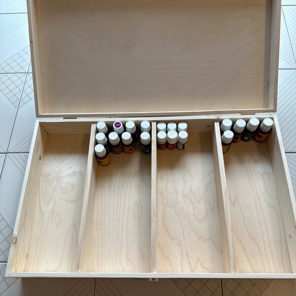 Ultimate Essential Oils Storage Box with lid (bottles not included).