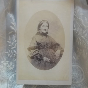 Antique Photograph of Woman Holding Book Victorian Cabinet Card