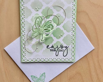 Elegante tarjeta de felicitación con mariposas, perlas, con plantilla, hecha a mano.
