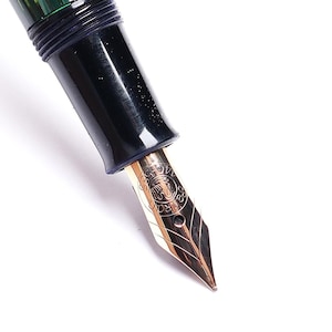 Penna stilografica Pelikan 140 a strisce verdi a forma di siluro vintage - pennino EF 14K 585, regalo meraviglioso