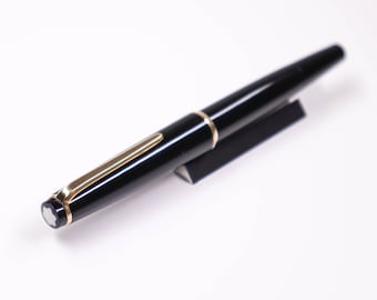 Luxurious Fountain Pen Montblanc 32 Gold Plated Trims Black