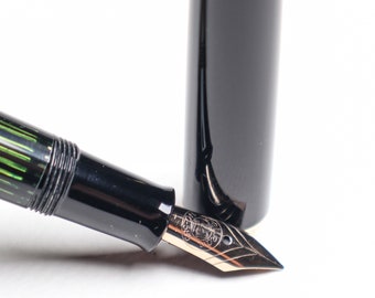 Pluma estilográfica Pelikan 300 excepcional: con rayas negras y verde oscuro, plumín F de oro 585