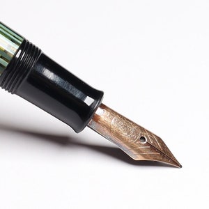 Vintage Pelikan 400 Czarno-Zielone Pióro Wieczne Prążkowane, Oryginalna Złota Stalówka EF Pelikan 585 - Wspaniały Prezent