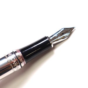 Caneta-tinteiro Caran d'Ache Leman em aço inoxidável com ródio e ponta M em ouro 18K - Presente maravilhoso