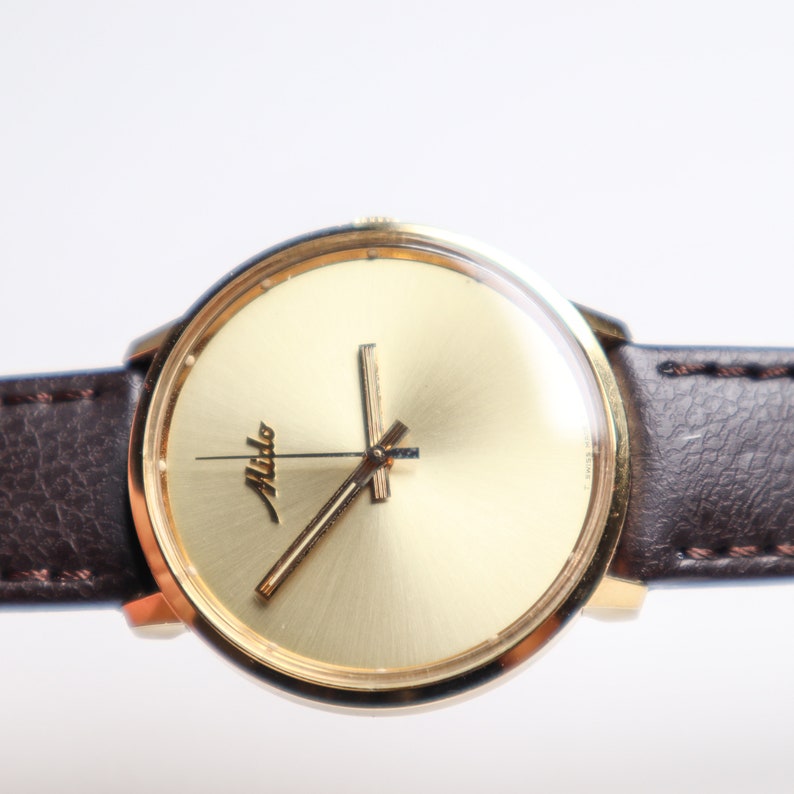 Vintage prachtig en zeldzaam, minimalistisch Zwitsers automatisch Mido-horloge met 30 micron goudvergulde kast uit 1974, prachtig cadeau voor haar of hem afbeelding 4