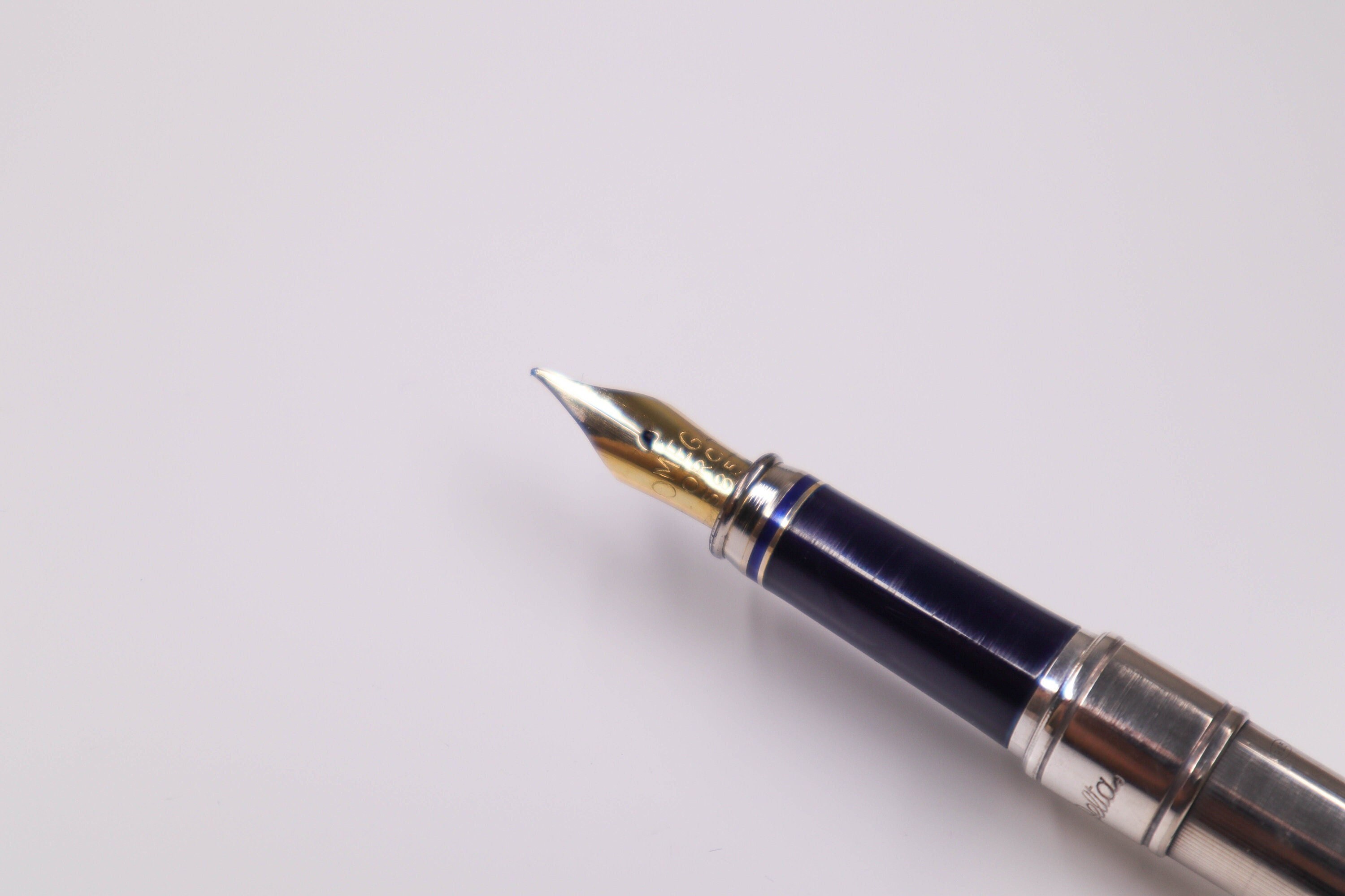 Stylo Plume Delta Y2K - Finition Carbone - Plume Or Massif 18 Carats Moyenne - Occasion
