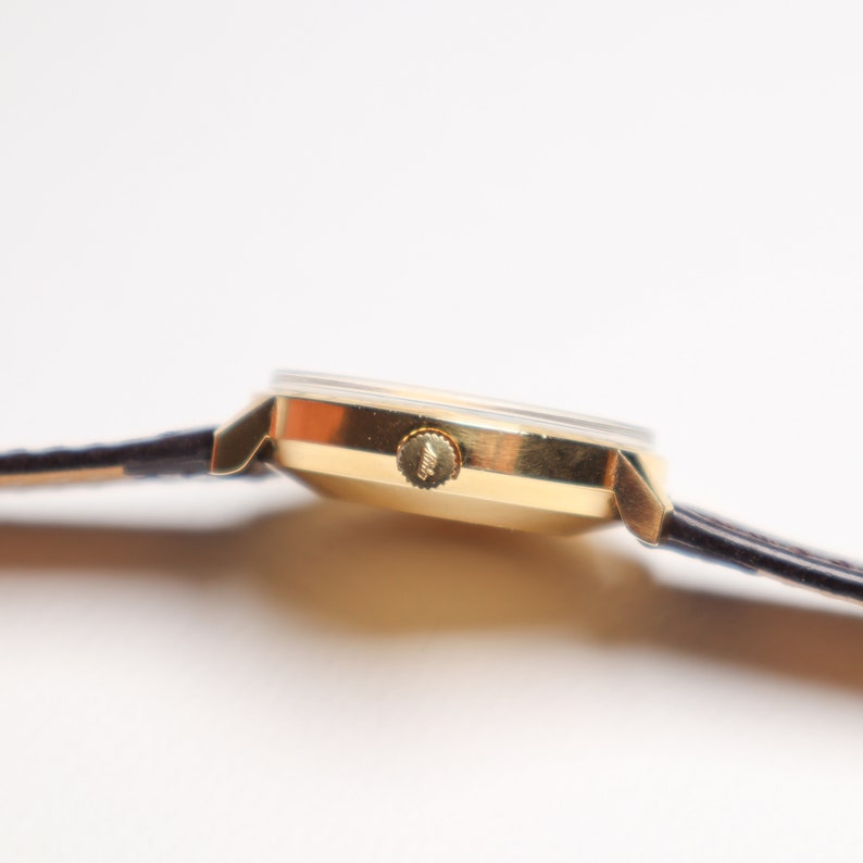 Vintage prachtig en zeldzaam, minimalistisch Zwitsers automatisch Mido-horloge met 30 micron goudvergulde kast uit 1974, prachtig cadeau voor haar of hem afbeelding 8