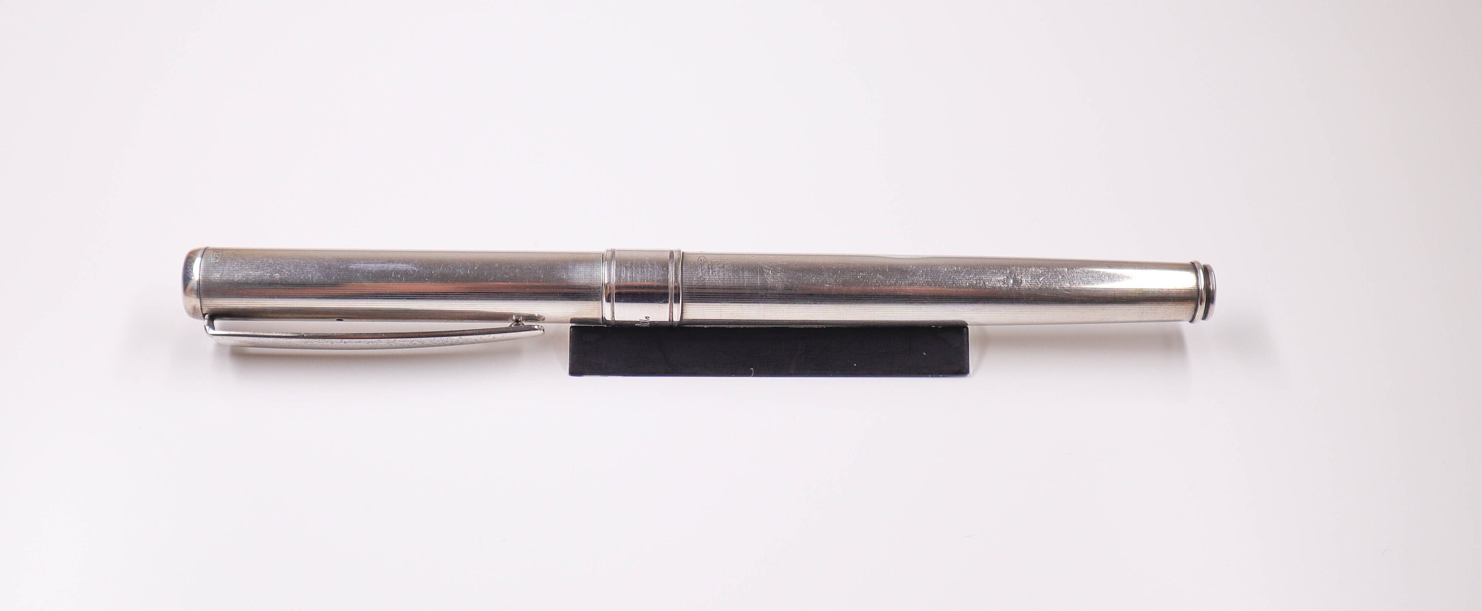 Stylo Plume Delta Y2K - Finition Carbone - Plume Or Massif 18 Carats Moyenne - Occasion