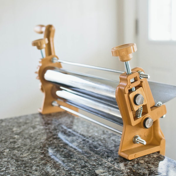 Dough Sheeter 12" Inches, make flawless laminated in your home kitchen as pizzas, croissants, fondant, dough pasta, raviolis, bread dough.