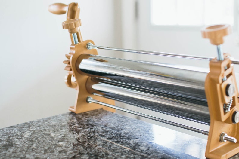 Dough Sheeter 12 Inches, make flawless laminated in your home kitchen as pizzas, croissants, fondant, dough pasta, raviolis, bread dough. zdjęcie 5