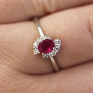 Anello di fidanzamento con diamanti e rubino rosso naturale da 0,5 carati / Oro massiccio 14k 18k / Delicato anello di promessa Halo / Regalo di anniversario / Pietra portafortuna di luglio