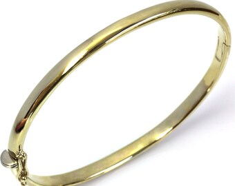 以下が含まれることがあります： ヒンジ留め具が付いたシンプルなゴールドのバングルブレスレットです。