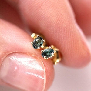 Winzige 0.25 ctw Alexandrit Oval Ohrstecker / Massives 14k 18k Gold / Solitär / Valentinstag Geschenk / Juni Geburtsstein