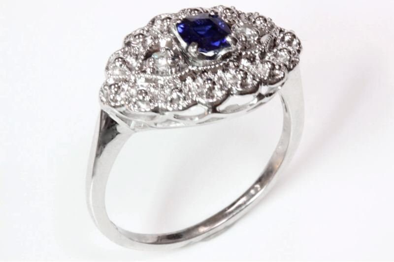 0.55カラット天然ブルーサファイア＆ダイヤモンドリング／ミルグレイン