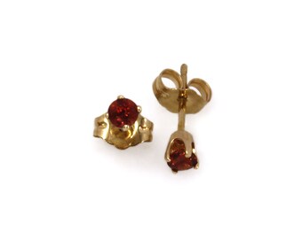 0.2 ctw 天然レッドガーネット ラウンドスタッドピアス / ソリッド 14k