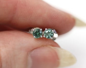 Boucles d'oreilles rondes en alexandrite naturel à changement de couleur de 0,5 ct / Or massif 14 carats 18 carats / Boucles d'oreilles solitaires / Cadeau pour la Saint-Valentin / Pierre de naissance de juin