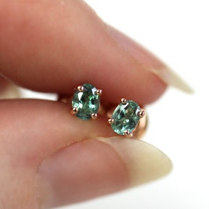 Aros de alejandrita ovalados con cambio de color natural de 0,5 ct / Oro macizo de 14 k y 18 k / Aros solitarios / Regalo de San Valentín / Piedra natal de junio