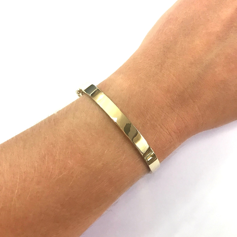 以下が含まれることがあります： 滑らかで磨かれた仕上げのゴールドのバングルブレスレットです。