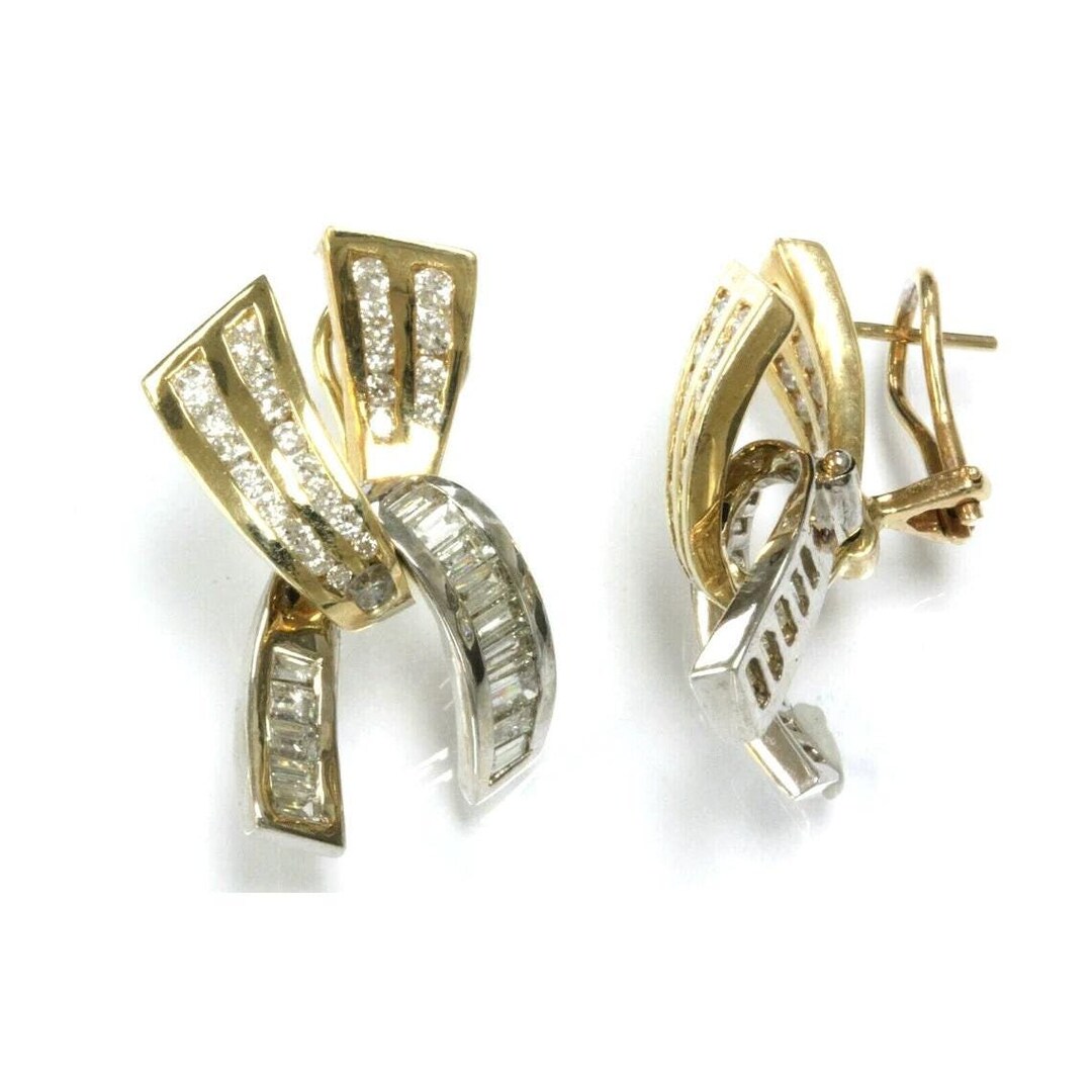 Orecchini pendenti intrecciati con diamanti taglio baguette