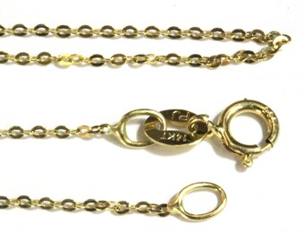 Puede incluir: Un collar de cadena de oro con un cierre de langosta y una pequeña etiqueta ovalada que dice "14KT" y "P.U.".