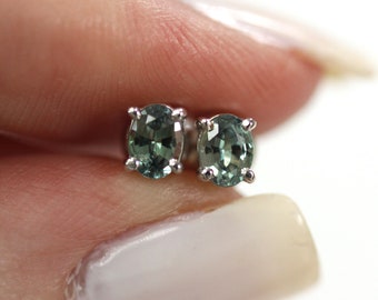 Boucles d'oreilles ovales en alexandrite naturel à changement de couleur de 0,5 ct / Or massif 14 carats 18 carats / Clous solitaires / Cadeau pour la Saint-Valentin / Pierre de naissance de juin