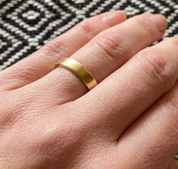 Anillos planos de oro sale