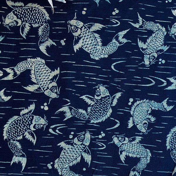 Tissu en coton indigo teint à la main avec des poissons par yard - tissu imprimé poissons - tissu poissons koi japonais - tissu imprimé animal - tissu bleu