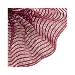 Puede incluir: Tela de malla a rayas burdeos con una textura ondulada. La tela es transparente y tiene una apariencia delicada, casi como de encaje.