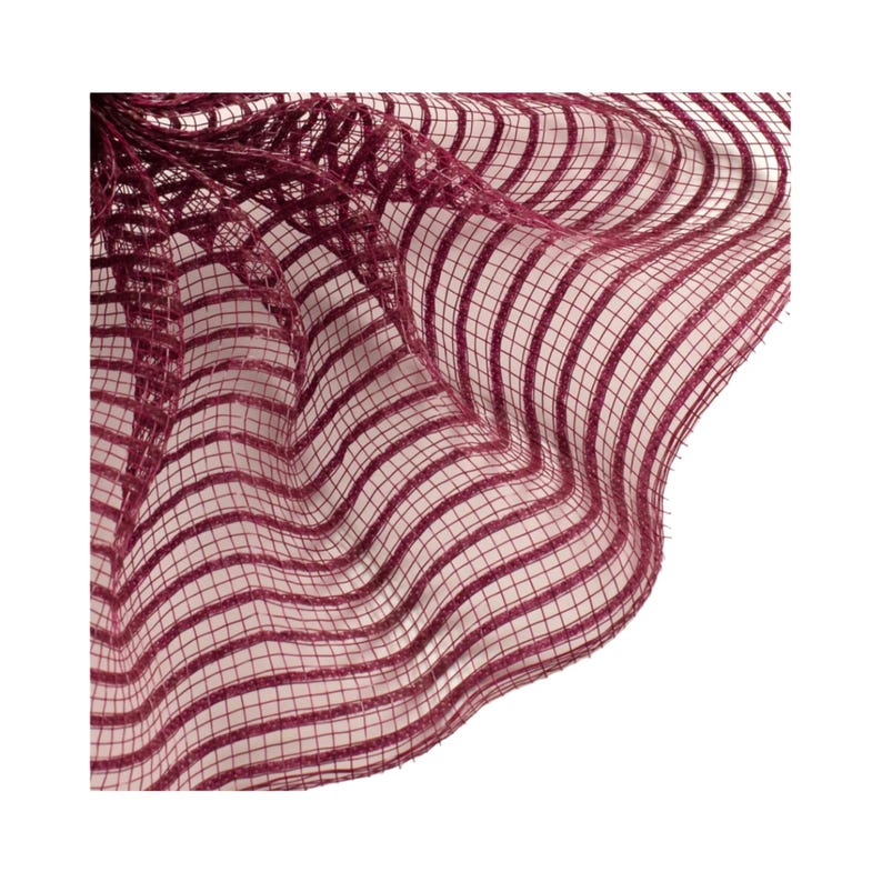 Puede incluir: Tela de malla a rayas burdeos con una textura ondulada. La tela es transparente y tiene una apariencia delicada, casi como de encaje.