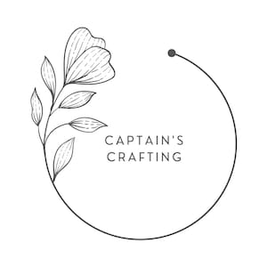 Puede incluir: Un dibujo en blanco y negro de una corona floral con el texto "CAPTAIN'S CRAFTING" en el centro.